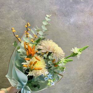 Необычный букет с хризантемой и илексом